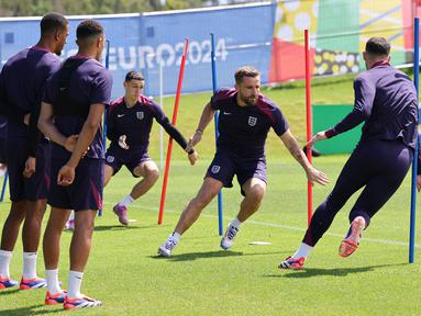 Sejumlah pemain Timnas Inggris melakukan latihan menjelang laga final Euro 2024 melawan Spanyol di Blankenhain, Jerman, Sabtu (13/07/2024) WIB. (AFP/Adrian Dennis)