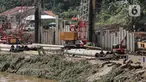 Alat Konstruksi di lokasi pembangunan saringan sampah di Kali Ciliwung pada segmen TB Simatupang di perbatasan Pasar Rebo, Jakarta, Rabu (12/10/2022). Pemerintah Provinsi DKI Jakarta tengah membangun saringan sampah Kali Ciliwung yang berada di aliran Kali Ciliwung segmen TB Simatupang, Jagakarsa, Jakarta Selatan. (Liputan6.com/Faizal Fanani)