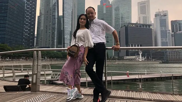 7 Gaya Iis Dahlia dan Sang Suami saat Liburan, Mesra Abis