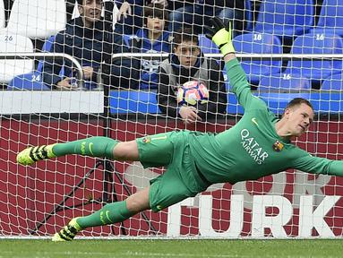 Marc-Andre Ter Stegen merupakan kiper asal Jerman yang saat ini dipercaya di bawah mistar Barcelona. Ter Stegen tercatat sudah mengoleksi penampilan sebanyak 280 kali bersama Blaugrana dan saat ini nilai pasarnya sebesar 60 juta euro. (AFP/Miguel Riopa)