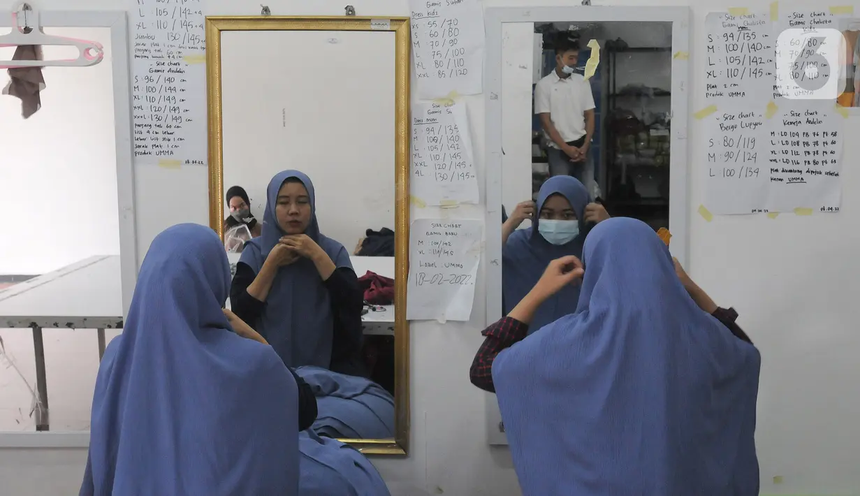 Pekerja melakukan pengetesan jilbab yang selesai diproduksi di home industri busana muslim Albarizk UMMA di kawasan Beji, Depok, Selasa (12/4/2022). Sekitar 6000 potong jilbab dan busana muslim diproduki dalam satu minggu dengan harga mulai dari 120ribu hingg 750ribu. (merdeka.com/Arie Basuki)