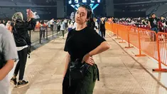 Gaya kasual Megan Domani dengan kaos polos hitam satu ini pun terlihat begitu santai. Dirinya juga memilih menggunakan waist bag saat menonton konser. (Liputan6.com/IG/@megandomani1410)