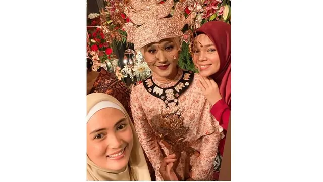 Dian Pelangi terlihat cantik saat mengenakan busana Adat Tapanuli.