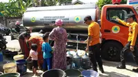 Warga Desa Cijayanti, Kecamatan Babakan Madang, Kabupaten Bogor menyerbu truk tangki air milik BPBD, Sabtu (29/6/2019). (Liputan6.com/Achmad Sudarno).