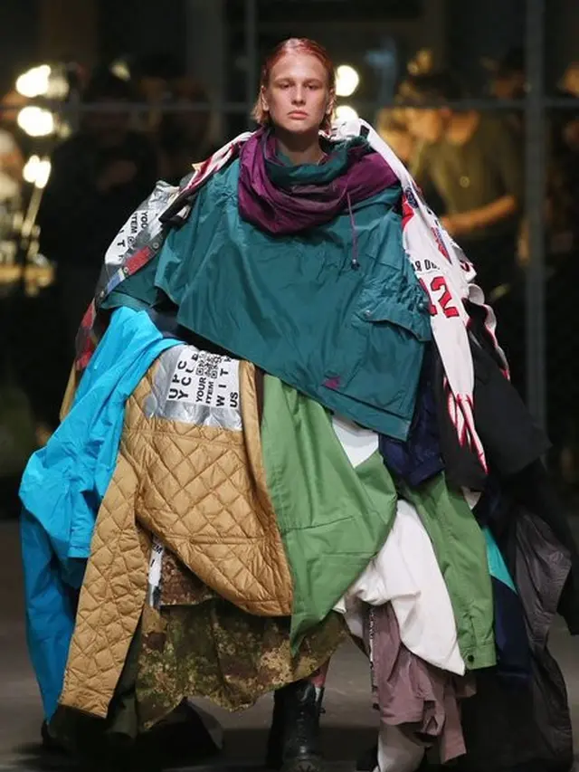 Nyentrik Banget, Ini 6 Potret Gaya Busana di Catwalk yang Bikin Geleng Kepala