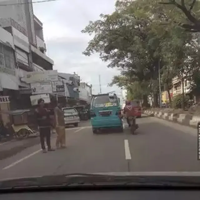 6 Potret Aksi Pemotor Dorong Mobil Mogok Pakai Kaki Ini Bikin Tepuk Jidat
