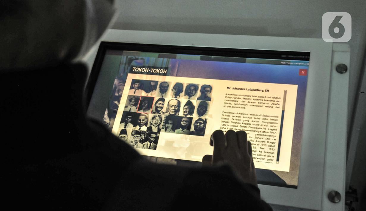 Pengunjung melihat koleksi saat berwisata sejarah di Museum Perumusan Naskah Proklamasi, Menteng, Jakarta Pusat, Selasa (16/8/2022). Menjelang perayaan HUT Kemerdekaan RI, rumah bersejarah yang menjadi saksi bisu terciptanya naskah Proklamasi itu ramai dikunjungi, baik anak-anak maupun orang dewasa untuk lebih dekat tentang perjalanan lahirnya Indonesia. (merdeka.com/qbal S Nugroho)