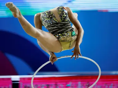 Atlet Rusia, Margarita Mamun, beraksi di nomor Senior individual all Around Final Kejuaraan Senam Ritmik Eropa 2016 di Holon Toto Hall, Israel, (18/6/2016). (AFP/Thomas Coex)