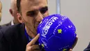 Seorang delegasi sepak bola Kosovo mencium bola saat merayakan diterimnya Kosovo sebagai anggota UEFA pada kongres UEFA ke-40 tahun di Hungexpo Fair Center, Budapest, Hungary, (3/52016). (AFP/Attila Kisbenedek)