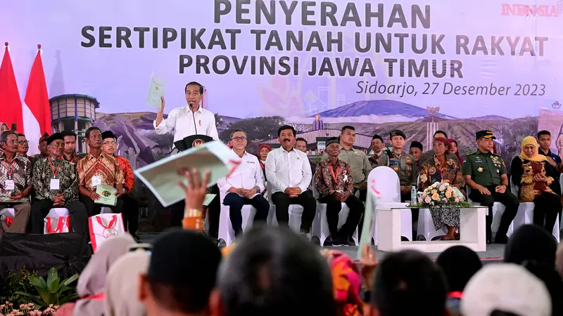 Presiden Jokowi dalam acara penyerahan sertifikat tanah untuk rakyat yang digelar di Gelanggang Olah Raga (GOR) Delta, Kabupaten Sidoarjo, Provinsi Jawa Timur, pada Rabu (27/12/2023). (Foto: Muchlis Jr - Biro Pers Sekretariat Presiden)
