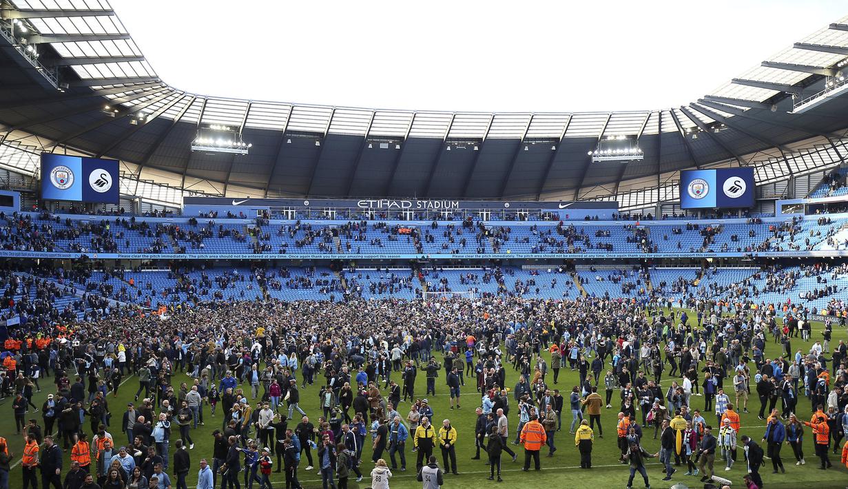 Suasana lapangan stadion yang penuh dengan fans Manchester City usai laga melawan Swansea City di Etihad stadium, Manchester, (22/4/2018). Manchester City menang 5-0 atas Swansea. (Nigel French/PA via AP)