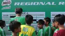 Anak-anak melihat hasil pertandingan sebelum berlaga pada ajang MILO Football Championship 2018 di Lapangan Panahan GBK, Jakarta, (24/3/2018). Sekitar 128 Sekolah Dasar di Jakarta ikut ambil bagian pada ajang tersebut. (Bola.com/Nick Hanoatubun)