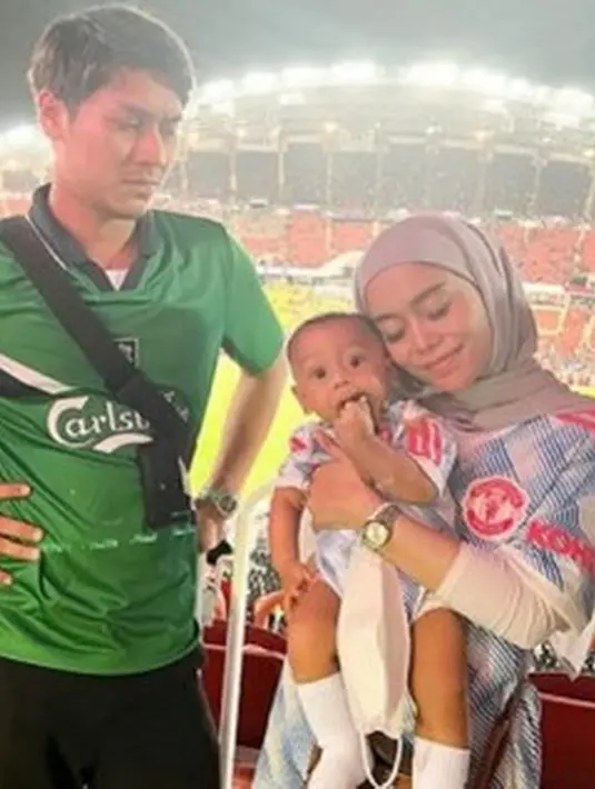 Sebelum momen itu, Billar dan Lesti pernah menonton pertandingan MU vs Liverpool. Diketahui Billar memakai jersey Liverpool yang merupakan rival dari Manchester United, klub kesukaan Lesti. Potret keluar Billar nonton bola ini tuai atensi. (Liputan6.com/IG/lestikejora)