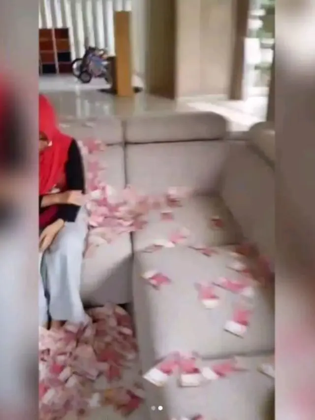 [Bintang] Viral Sebarkan Uang ke Selingkuhan Suami! Inilah Sederet Komentar Terbaik Netizen Soal Bu Dendy!