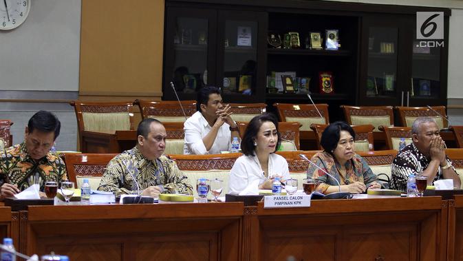 Ketua Pansel Capim KPK Yenti Garnasih (tengah) memberikan paparan saat Rapat Dengar Pendapat Umum (RDPU) dengan Komisi III DPR di Kompleks Parlemen, Jakarta, Senin (9/9/2019). Rapat terkait dengan dimulainya uji kelayakan dan kepatutan atau fit and proper test capim KPK. (Liputan6.com/Johan Tallo)