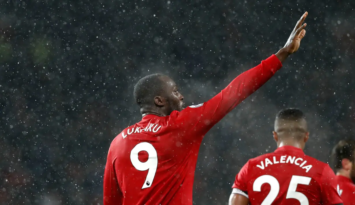 Pemain Manchester United, Romelu Lukaku berselebrasi setelah berhasil mencetak gol ke gawang AFC Bournemouth pada lanjutan laga Premier League di Old Trafford, Rabu (13/12). Lukaku menjadi penentu kemenangan dengan skor 1-0 itu. (Martin Rickett/PA via AP)