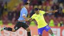 Pemain Timnas Brasil U-20, Luis Guilherme (kanan) ditempel ketat pemain Timnas Uruguay U-20, Mathias De Ritis pada laga Piala Amerika Selatan U-20 di El Campin Stadium, Bogota, Kolombia (12/2/2023). Gelandang serang berusia 17 tahun milik Palmeiras U-20 yang belum memiliki caps bersama Timnas Brasil U-20 ini kini memiliki nilai pasar 1,5 juta euro atau setara Rp25 miliar. (AFP/Daniel Munoz)
