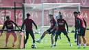 Sementara, jelang laga kontra Sporting, tim racikan Mikel Arteta dikabarkan mendapat suntikan tenaga dengan kembalinya tiga pemain inti ke sesi latihan untuk memperkuat kedalaman skuad. Tampak dalam foto, bek Arsenal asal Italia, Riccardo Calafiori (tengah) saat mengikuti sesi latihan tim di pusat pelatihan Arsenal di London Colney, utara London, pada Senin 6 April 2026. (Glyn KIRK/AFP)