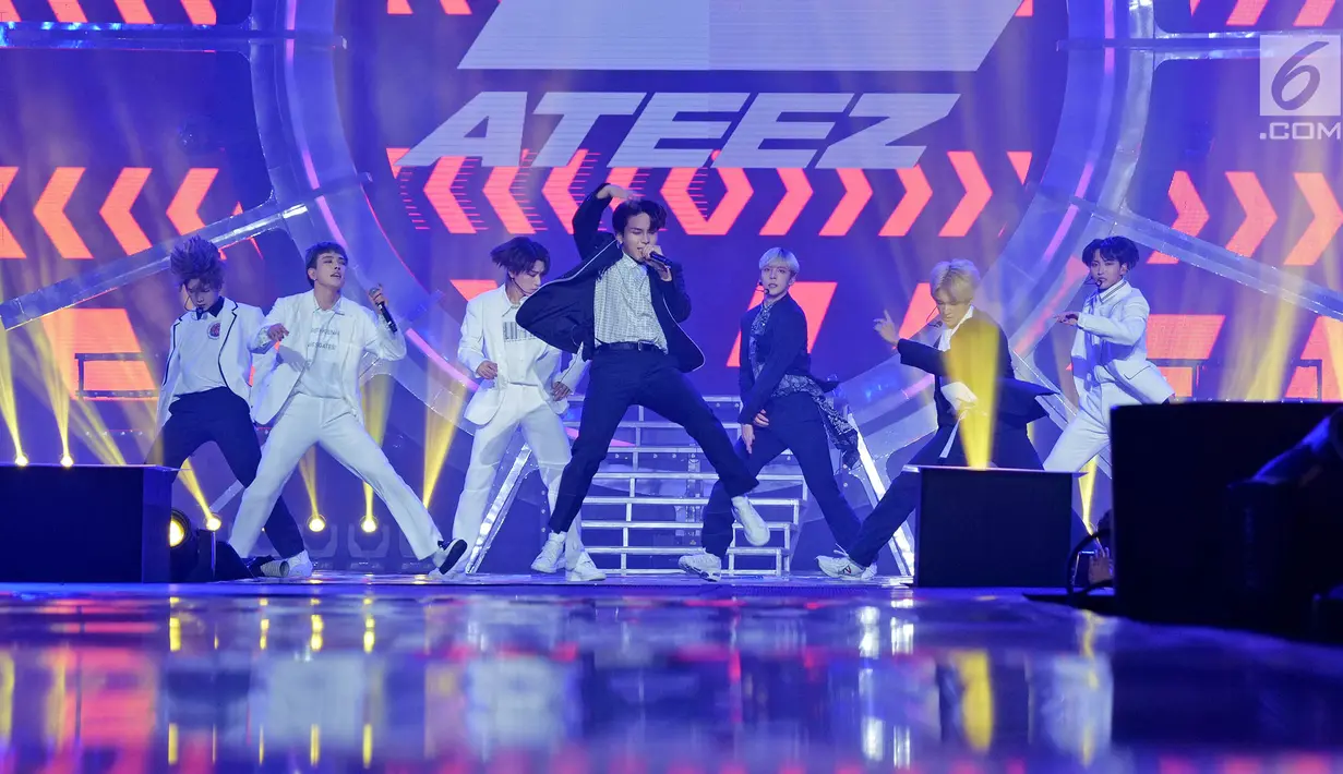 Boy Band asal Korea Ateez menghibur penonton pada Konser "Smartfren Wow" di Istora Senayan, Jakarta, Jumat (20/9/2019). Sebagai penampil pembuka, Ateez langsung memanaskan panggung dengan aksi penuh energik oleh para membernya. (Liputan6.com/Herman Zakharia)