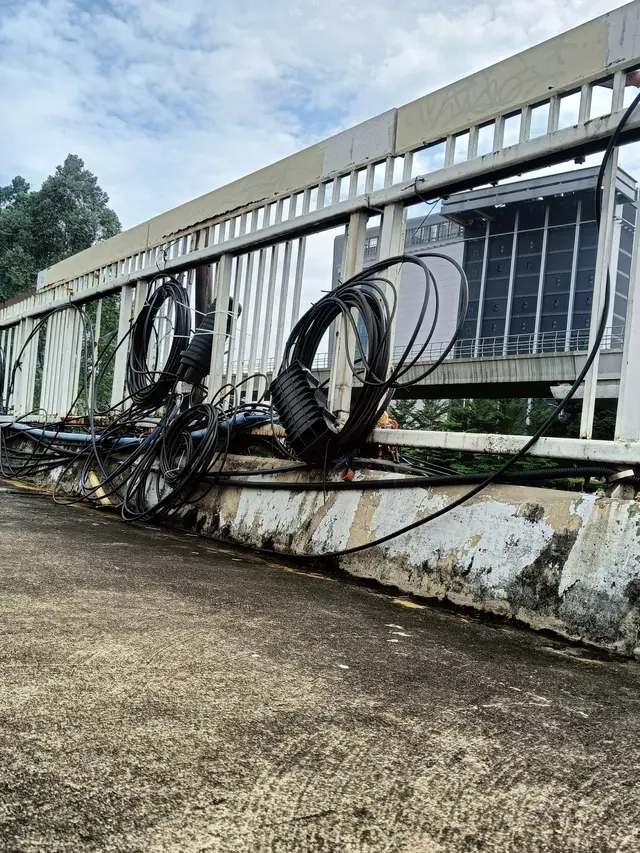 Potret Semrawutnya JPO Cawang Kompor: Kabel Kusut, Besi Berkarat, dan Tanpa Atap