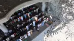 Umat Muslim Palestina melaksanakan salat Jumat di tengah puing-puing Masjid Albaani yang hancur di Khan Yunis, Jalur Gaza Selatan, pada 17 Oktober 2025. (Omar AL-QATTAA/AFP)