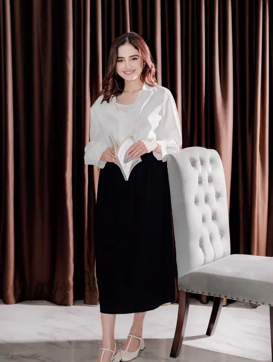 Di sini Syifa Hadju tampil menawan pamer senyum cantik mengenakan outfit formal berwarna hitam-putih. [Foto: Instagram/syifahadju]