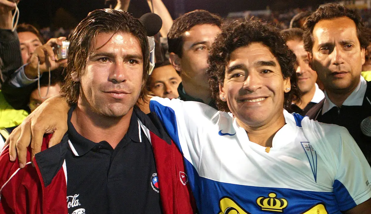 (1/3/2006) - Diego Maradona (kanan) berfoto dengan pemain Timnas Cile, Marcelo Salas, saat tiba di Santiago, Cile untuk melakukan pertandingan persahabatan melawan klub Universidad Catolica. (AFP/Claudio Pozo)