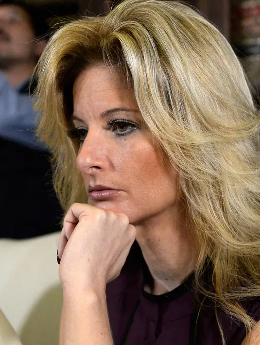  Ekspresi Summer Zervos saat mengelar jumpa pers di Los Angeles, California (14/10). Summer Zervos merupakan satu dari sejumlah wanita yang pernah menjadi korban pelecehan seksual oleh Donald Trump. (REUTERS/Kevork Djansezian)