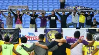 Skuat Persik selebrasi bersama suporter setelah mengalahkan Persita 1-0 di Stadion Gelora Sriwijaya, Jakabaring, dalam laga 8 besar Liga 2 2019 (14/11/2019). (Bola.com/Gatot Susetyo)