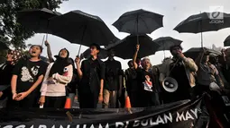 Massa Jaringan Solidaritas Korban untuk Keadilan (JSKK) menggelar Aksi Kamisan di Jakarta, Kamis (2/8). Massa menuntut Presiden Jokowi menugaskan jaksa agung menindaklanjuti berbagai berkas pelanggaran HAM berat masa lalu. (Merdeka.com/Iqbal Nugroho)