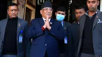Mantan pemimpin gerilya Nepal Pushpa Kamal Dahal (2L), lebih dikenal sebagai Prachanda meninggalkan kantor presiden, di Bhaktapur di pinggiran Kathmandu, 25 Desember 2022. (AFP)