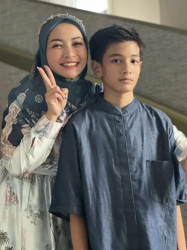 Hesti Purwadinata berkerudung bisa jadi inspirasi busana Lebaran, credit: Instagram (@hestipurwadinata)