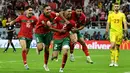 Maroko berhasil mencetak sejarah baru dengan finis di peringkat keempat Piala Dunia 2022. Skuad berjuluk Singa Atlas tersebut secara mengejutkan mampu menaklukkan negara-negara unggulan Eropa seperti Belgia, Spanyol, dan Portugal. Atas penampilan gemilang anak asuh Walid Regragui, Maroko berhasil menjadi tim dengan kenaikan peringkat FIFA paling tinggi. Hakimi dan kolega yang awalnya menduduki peringkat ke-22 naik sebelas tingkat menjadi peringkat ke-11. (AFP/Javier Soriano)