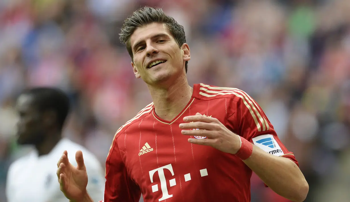 6. Mario Gomez - Bomber timnas Jerman punya ritual unik sebelum merumput. Penyerang yang pernah membela Bayern Munchen tersebut akan selalu menggunakan toilet paling kiri, baik itu di toilet kandang maupun tandang. (AFP/Christif Stache)