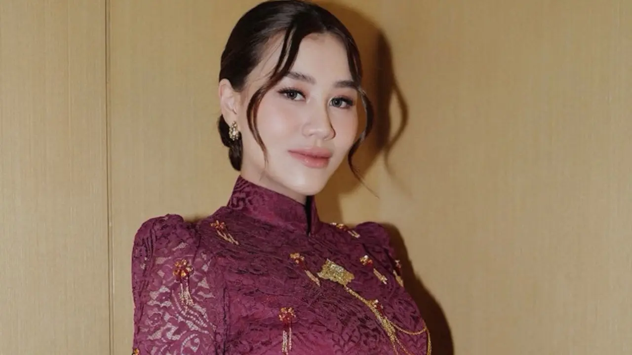Tampilan Aaliyah Massaid Jadi Jeng Yah Versi Hamil saat Jadi Bridesmaid