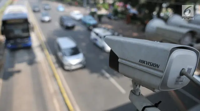 Kamera pengawas atau CCTV sistem Electronic Traffic Law Enforcement (ETLE) terpasang di JPO Jalan Medan Merdeka Barat, Jakarta, Senin (1/7/2019). Tilang elektronik mulai diberlakukan hari ini untuk mobil dan motor berpelat nomor B. (merdeka.com/Iqbal Nugroho)