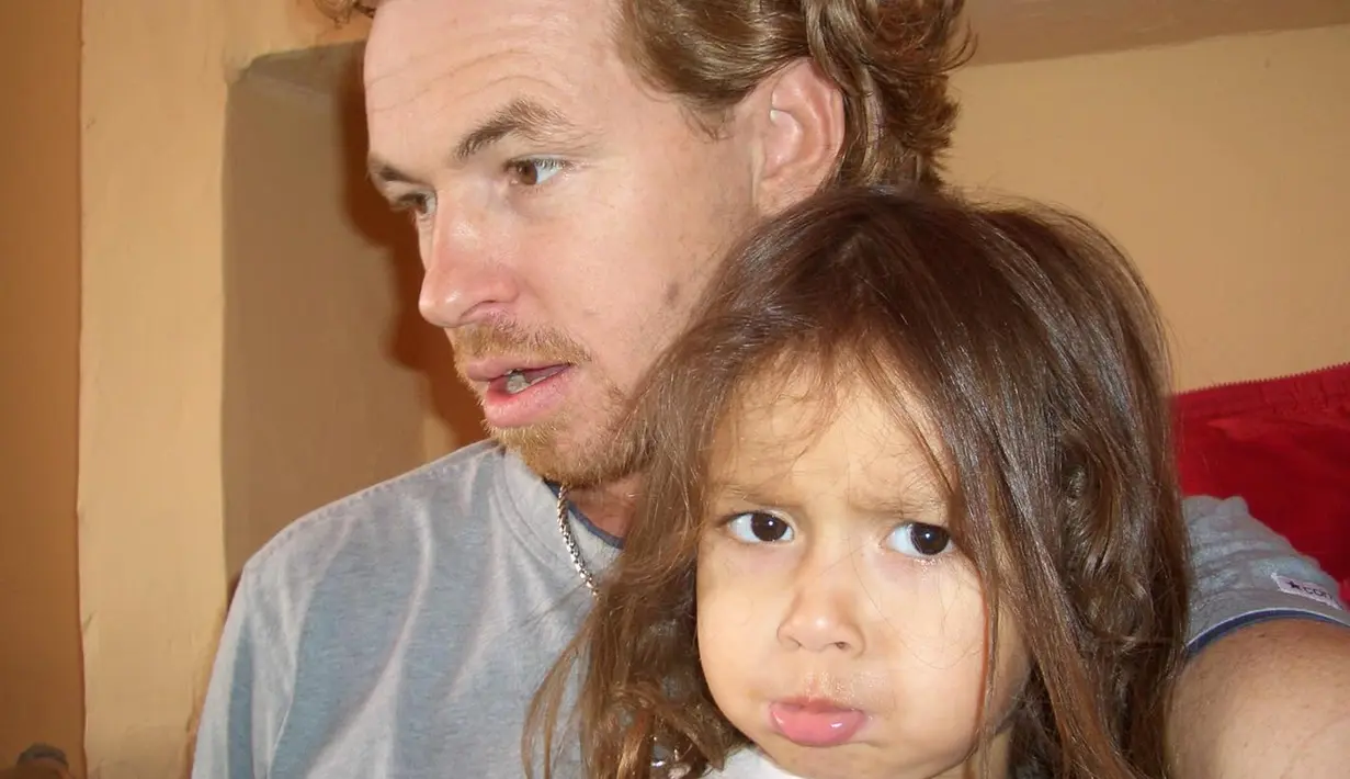 Wajah bule dan rambut pirang, netizen salah fokus dengan wajah Rebecca Klopper yang disebut mirip Kamari anak Jennifer Coppen. Tak hanya wajah Rebecca Klopper, netizen ternyata juga salfok dengan wajah ayah Rebecca yang mirip dengan penyanyi Harry Styles. Melihat foto tersebut, artis berusia 22 tahun ini memang sangat dekat dengan sang ayah sedari masih kecil. (Liputan6.com/IG/@rklopperr)