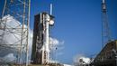 Pesawat antariksa Starliner milik Boeing Co. diluncurkan dan merupakan penerbangan berawak pertama yang bersejarah, membawa dua astronaut NASA ke Stasiun Antariksa Internasional (ISS). (Miguel J. Rodriguez Carrillo / AFP)