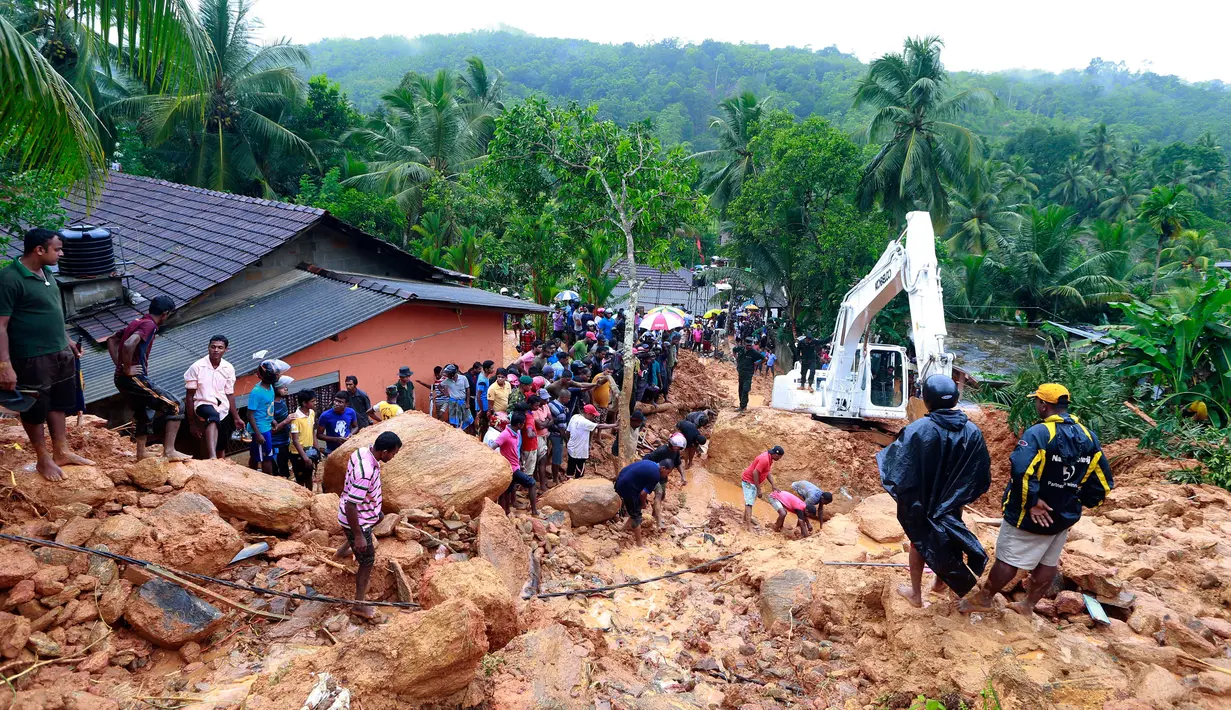  Ekskavator dikerahkan untuk mencari korban di lokasi longsor di desa Bellana di distrik Kalutara, Sri Lanka, (26/5). Banjir dan longsor terjadi setelah hujan sangat lebat melanda sebagian besar wilayah Sri Lanka. (AP Photo / Eranga Jayawardena)
