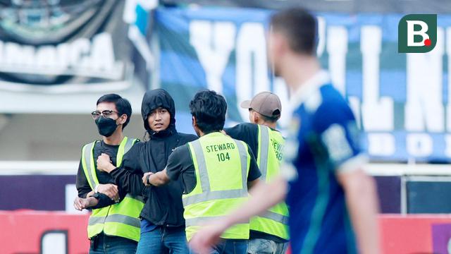 Foto: Momen Petugas Keamanan Tangkap Suporter Nakal di Laga Persib Vs Persik