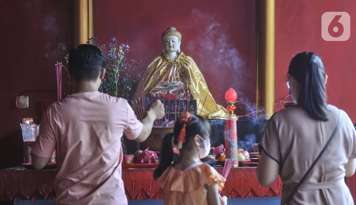 Warga keturunan Tionghoa saat sembahyang Tahun Baru Imlek 2574 di Wihara Buddha Dharma & Pho Sat, Tajur Halang, Kabupaten Bogor, Jawa Barat, Minggu (22/1/2023). Wihara Buddha Dharma & Pho Sat atau yang juga dikenal dengan Wihara Buddha Tidur menjadi salah satu tempat ibadah warga Tionghoa dalam merayakan Tahun Baru Imlek sebagai ungkapan rasa syukur atas rejeki dan keselamatan dari tuhan serta untuk pengharapan kehidupan lebih baik di tahun Kelinci Air. (merdeka.com/Iqbal S Nugroho)