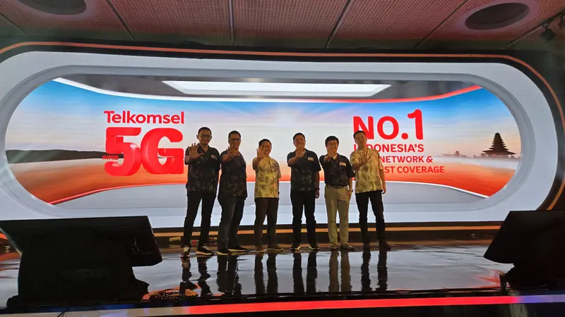 Para direktur Telkomsel merilis Hyper 5G Telkomsel di Bali