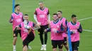 Pemain Spanyol melakukan pemanasan saat latihan jelang melawan Inggris di laga lanjutan Liga A Grup 4 UEFA Nations League 2018 di stadion Benito Villamarin, Sevilla (14/10). Kemenangan akan meloloskan Spanyol ke putaran final. (AFP Photo/Cristina Quicler)