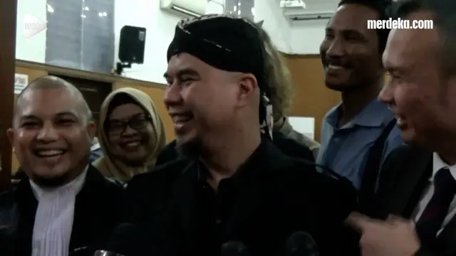 Ahmad Dhani dituntut pidana dua tahun penjara, demikian surat tututan yang dibacakan Jaksa Penuntut Umum (JPU di Pengadilan Negeri Jakarta Selatan.
