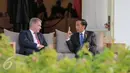 Presiden Jokowi mengobrol santai dengan Presiden Finlandia Sauli Niinisto di teras belakang Istana Merdeka, Jakarta,  (3/11/2015). Pertemuan akan membahas tata kelola lahan gambut untuk antisipasi bencana kebakaran hutan. (Liputan6.com/Faizal Fanani)