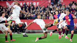 Bertandang ke markas Sevilla FC di pekan ke-23 Liga Spanyol 2024/2025, Barcelona berhasil meraih poin penuh usai menumbangkan tuan rumah dengan skor 4-1. (CRISTINA QUICLER/AFP)