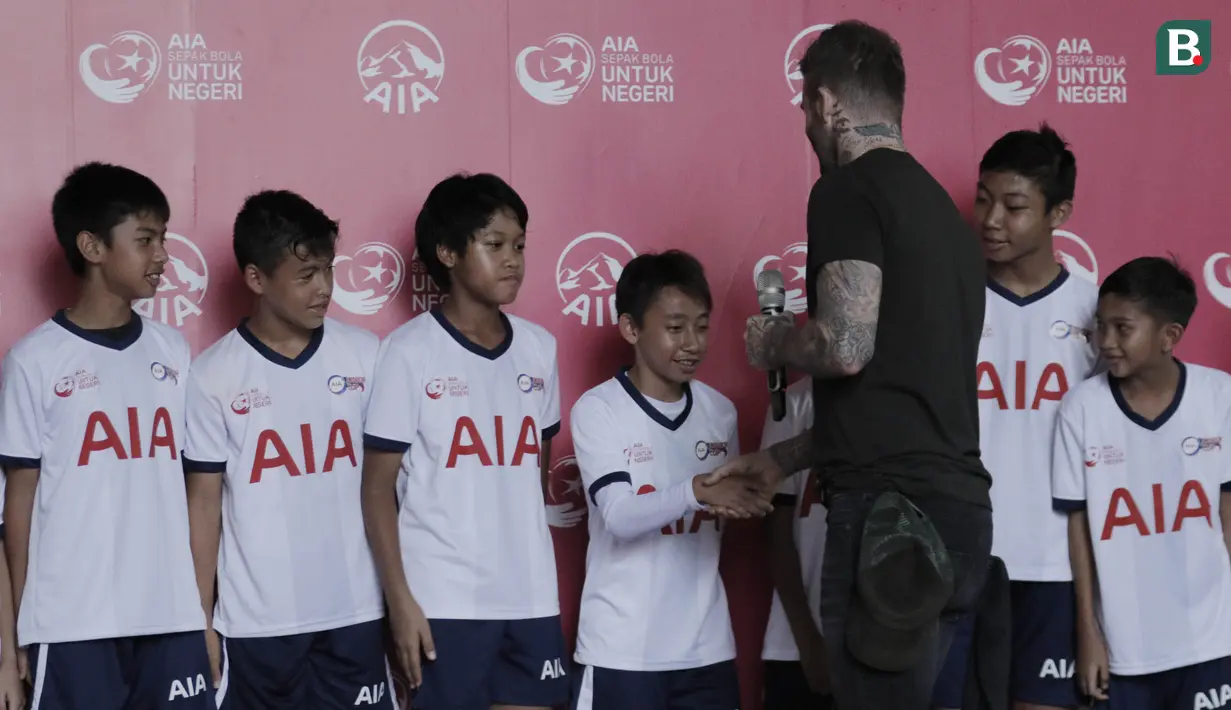 Legenda sepak bola Inggris, David Beckham, menyapa fans cilik di Stadion Soemantri Brodjonegoro, Jakarta, Minggu (25/3/2018). AIA membagikan 10.000 bola kepada akademi sepak bola di Indonesia. (Bola.com/M Iqbal Ichsan)
