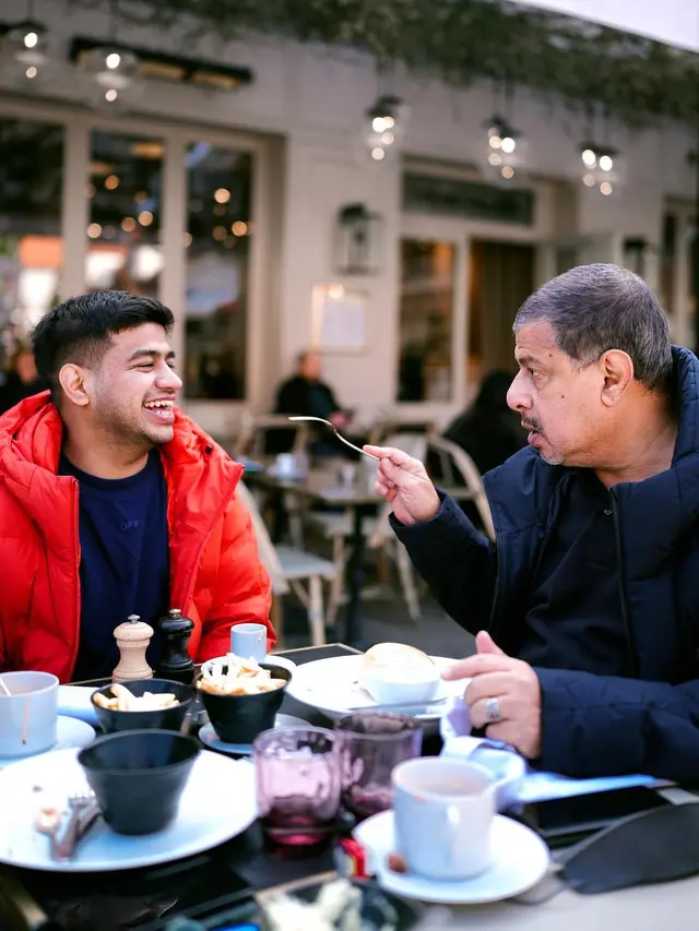 6 Potret Kebersamaan Fadil Jaidi dan Pak Muh di Paris, Seru Banget
