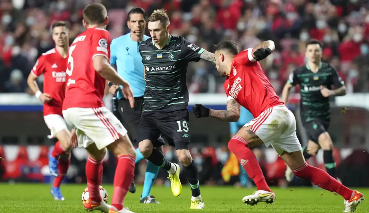Pemain Dynamo Kyiv Denys Harmash (tengah) mengontrol bola saat melawan Benfica pada pertandingan sepak bola Grup E Liga Champions di Stadion Luz, Lisbon, 8 Desember 2021. Benfica menang 2-0. (AP Photo/Armando Franca)