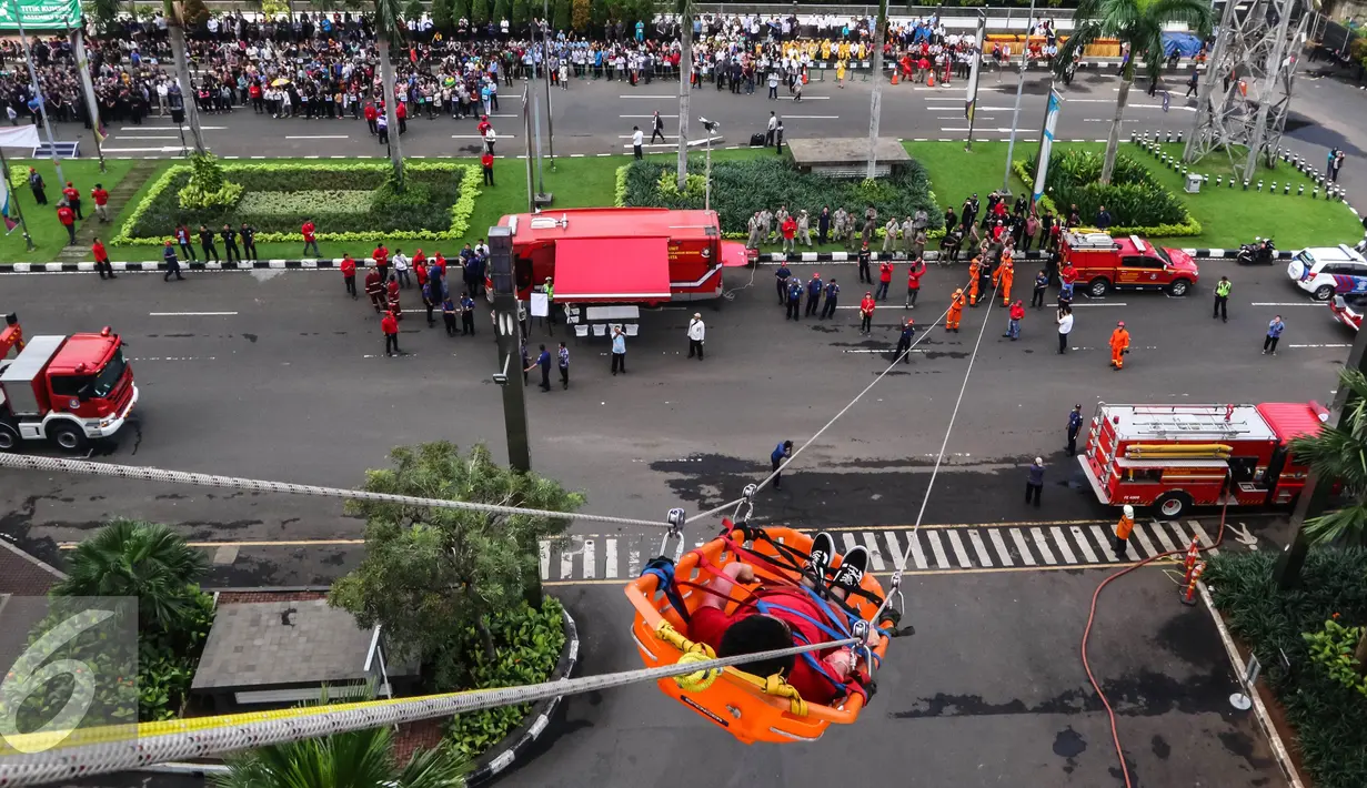 Petugas damkar mengevakuasi korban saat simulasi penanggulangan kebakaran di Senayan City, Jakarta, Kamis (2/6). Simulasi ini untuk meningkatkan kewaspadaan dan kesigapan pengelola pusat perbelanjaan dalam menghadapi kebakaran. (Liputan6.com/Fery Pradolo)
